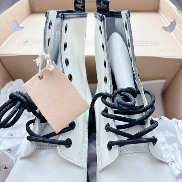 Dr Martens 1460 boots size 8 SMOOTH LEATHER LACE UP BOOTS new in box white shoes - Picture 16 of 16
